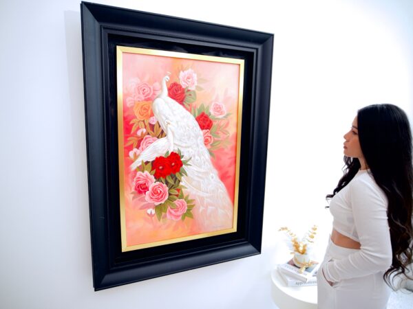 Amore e Pavone Bianco – Hudsadayuth | 60 x 90 cm La Galleria d'Arte 2025-01-22 6